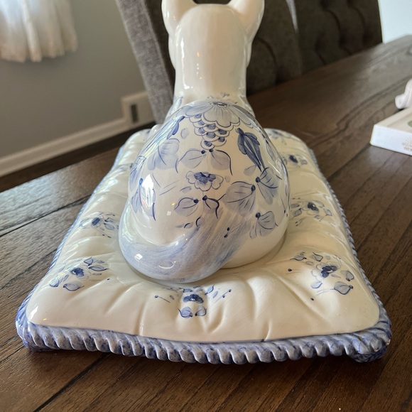 Vintage Italian Ceramic White & Blue Cat Figurine On Pillow - Picture 4 of 15